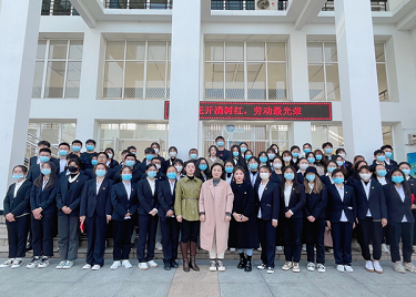 600cc全讯白菜网师生热议全国“两会”