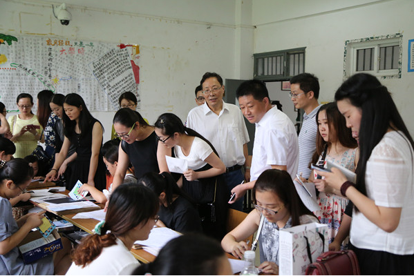 校长石秀和教授到600cc全讯白菜网看望并慰问2015届毕业生