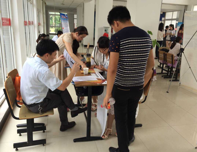 大学生心中的一杆“择业秤”