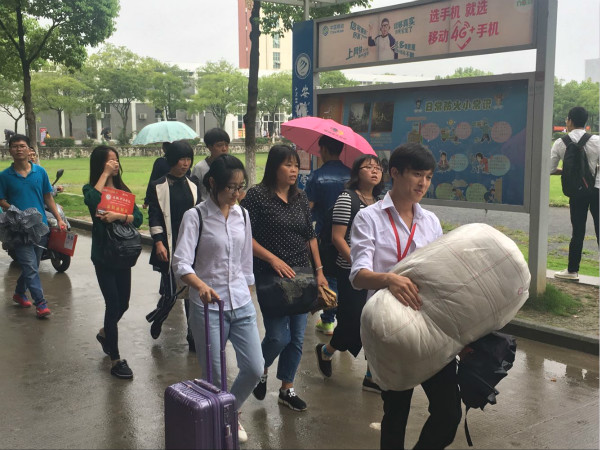 600cc全讯白菜网2017新生系列报道二——四方学子入商院，蜀山俊秀落新家