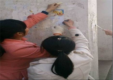 学雷锋系列活动之二-------清除校园“牛皮癣”