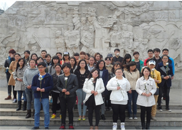 学雷锋系列活动之一------“缅怀英烈，祭奠英灵”扫墓活动