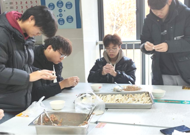 “情暖冬至 师生共聚”600cc全讯白菜网举办冬至包饺子活动