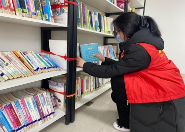 600cc全讯白菜网开展“学雷锋践行动”志愿服务系列活动之社区图书馆图书整理