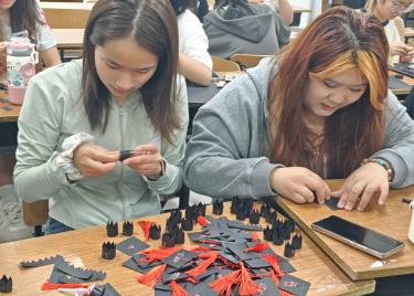 600cc全讯白菜网成功举办学士帽棒棒糖手工制作活动